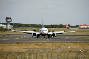 Airport and aircraft - obrazy, fototapety, plakaty