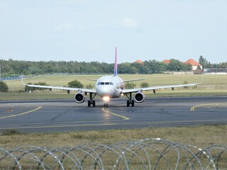 Airport and aircraft - obrazy, fototapety, plakaty