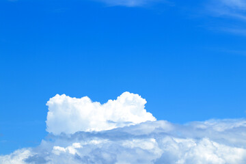 Naklejka na ściany i meble 夏の澄んだ青空と白い浮き雲とのコントラストがはっきりした背景画像
