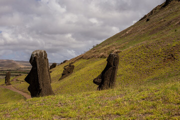 Moai-Köpfe am Hang des Moai-Steinbruch am Berg Rano Raraku, Rapa Nui, Osterinsel