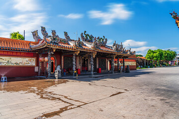 Obraz premium These figurines are placed on top of an old chinese taoist temple as part of the temple structural designs.