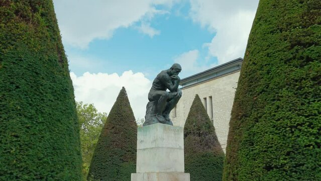 Sculpture of the thinker in the garden of the Rodin Museum