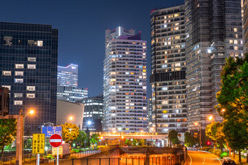 横浜タワーマンションが立ち並ぶ夜景　Night view of Yokohama Tower apartments