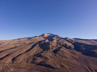 Fototapeta na wymiar volcan thunupa al borde del salar de uyuni