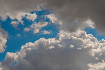 Obraz premium Blue sky covered with abundant clouds
