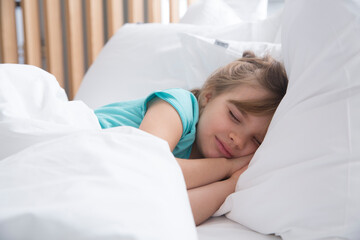 Obraz na płótnie Canvas the child sleeps in bed