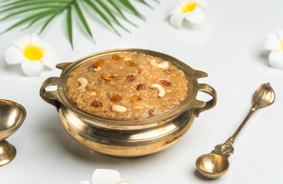 Sarkara payasam arranged in golden vessel, Onam special ari payasam with uruli 
