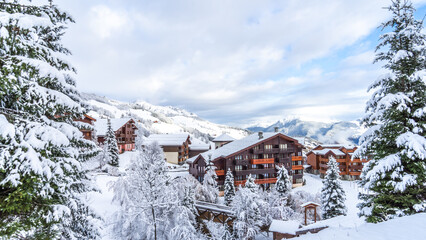Station de Valmorel en Savoie - Station de ski enneigée, chalets en hiver, neige