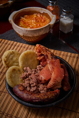 Bandeja paisa, frijoles, cerdo, morcilla, chorizo, hogao