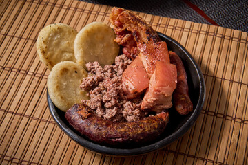 Bandeja paisa, frijoles, cerdo, morcilla, chorizo, hogao