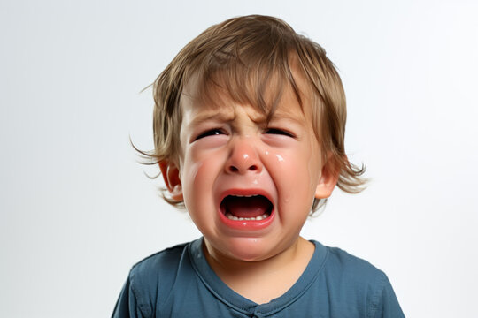 jeune enfant en train de pleurer à chaude larmes face camera sur fond blanc