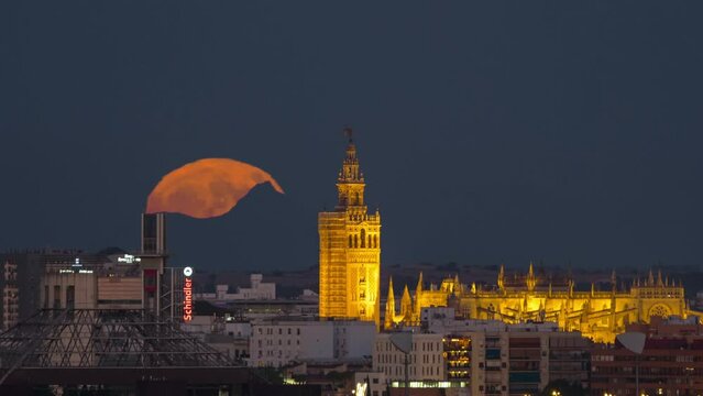 La Giralda timelapse de la salida de luna