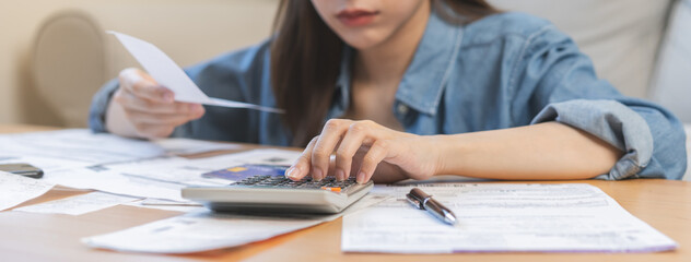 Financial owe asian young woman, girl sitting suffer, stressed and confused by calculate expense from invoice or bill, have no money to pay, mortgage or loan. Debt, bankruptcy or bankruptcy concept. - obrazy, fototapety, plakaty
