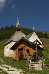 Fototapeta na wymiar Kirche von Rojen St. Nikolaus mit Wasserhaus