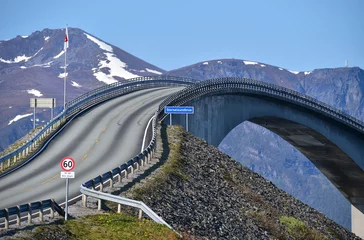 Fotobehang Atlantische weg Die Storseisund-Brücke an der Atlantikstraße in Norwegen 