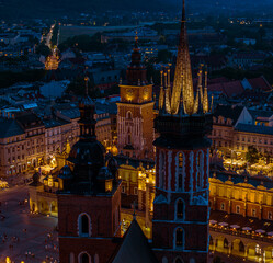 Kościół mariacki oraz wieża ratuszowa chwile po zachodzie. W tle krakowskie 