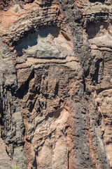 Vista de textura de enorme rocha de mar, sombras e várias camadas de rocha