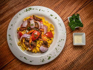 Lomo con pasta a la Huancaina