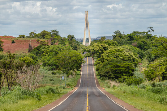 Ponte de Porto Alencastro, sobre o rio Parana&iacute;ba, rodovia BR 497, divisa entre os Estados de Minas Gerais e Mato Grosso do Sul, Brasil