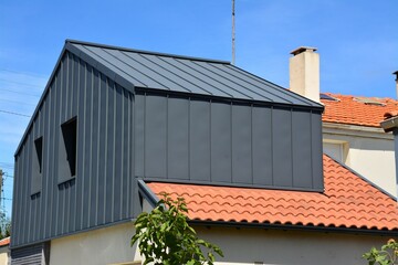 Extension de maison individuelle - Bardage de façade et toiture en zinc