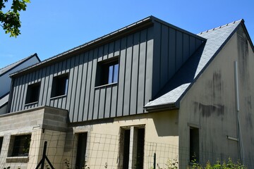 Surélévation maison - Bardage de façade en zinc - Toiture en ardoises	