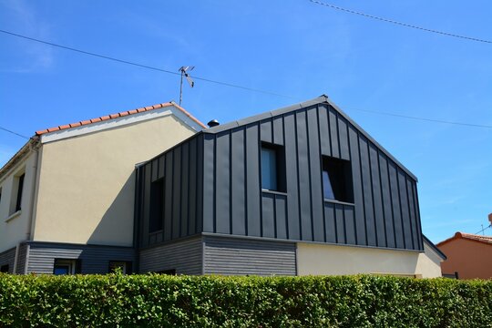 Extension de maison individuelle - Bardage de façade et toiture en zinc