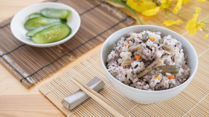日本の食べ物｜山菜おこわ