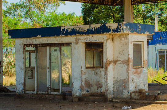 Abandoned gas station on the Geraldo de Barros Highway, SP-304, in the city of Santa Maria da Serra.