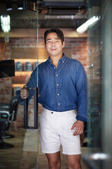 Fototapeta premium 바버샵으로 출근하는 데님셔츠와 반바지를 입은 직원