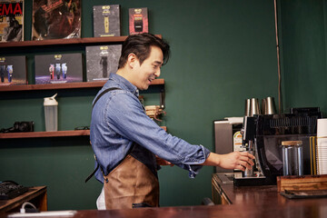 커피를 마시며 일을 시작하는 바버샵 원장의 하루