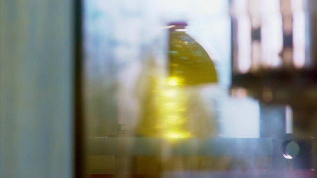 cooking oil manufacturing, cottonseed oil, recyclable PET bottles, oil factory close-up shot, healthy organic natural product focus,
Reduces the risk of cardiovascular diseases