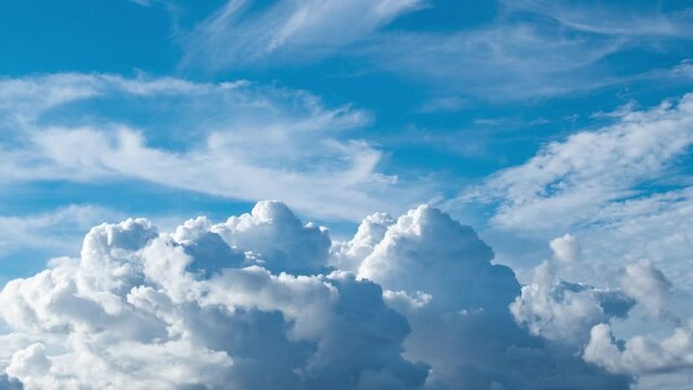 夏の晴天、青空に流れる積乱雲ふわふわの入道雲のタイムラプス　夏・夏休み・行楽・バカンス・アウトドア・キャンプ・天気・台風一過