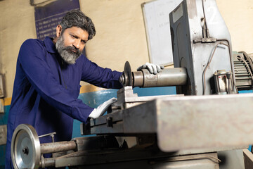 Fototapeta na wymiar Indian labor working at factory plant