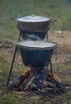 Gotowanie zupy w kociołkach nad ogniskiem.