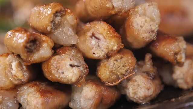 지방이 가득한 탱글탱글한 대창과 곱이 가득한 곱창구이 클로즈업