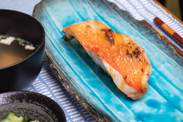 金目鯛の切り身。味噌汁と漬物と焼き魚がある日本の朝食風景。