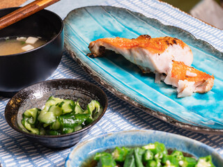 金目鯛の切り身。味噌汁と漬物と焼き魚がある日本の朝食風景。