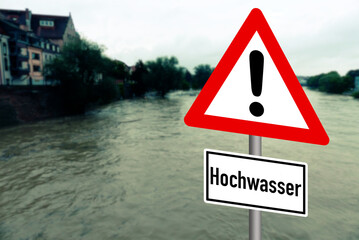 Eine Flut und Verkehrsschild Vorsicht Hochwasser