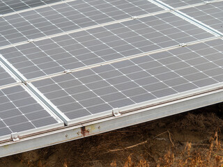 太陽電池パネルと錆びた架台