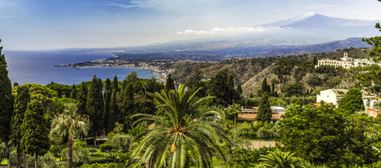Fototapeta na wymiar Panorama view of a tropical coastline