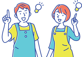 いいこと思いついたエプロン姿の若い男女スタッフ