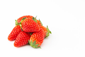 白背景に新鮮なイチゴ