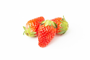 白背景に新鮮なイチゴ