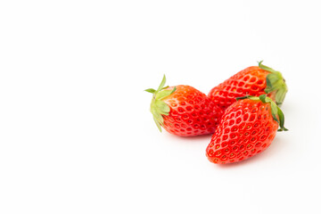 白背景に新鮮なイチゴ