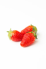 白背景に新鮮なイチゴ