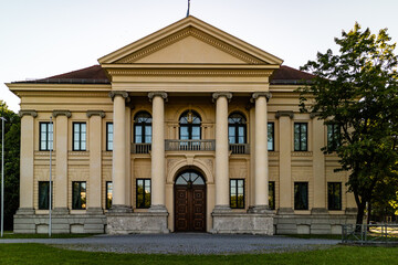 Naklejka premium Historic building with front portico and colonnade