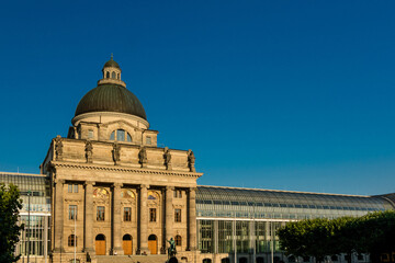 Obraz premium Stately stone building in Munich with columns