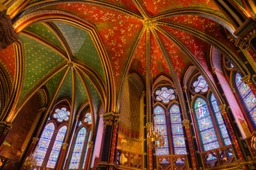Fototapeta na wymiar Interior of the magnificent gothic Cathedral of Saint Mary