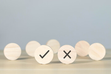 Choose between right and wrong symbols. True and False symbols accept rejections for evaluation.