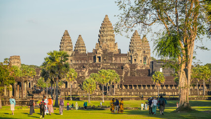 Obraz premium Ancient ruins Angkor Wat temple - famous Cambodian landmark. Siem Reap, Cambodia.